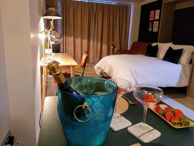 Cocoa Lily - River fronted with secure parking room 4